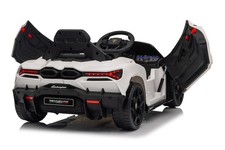 Pojazd Lamborghini Revuelto Białe