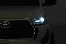 Toyota Hilux na akumulator dla dzieci Biały + Napęd 4x4 + Pilot + 2 bagażniki + Radio MP3 + LED