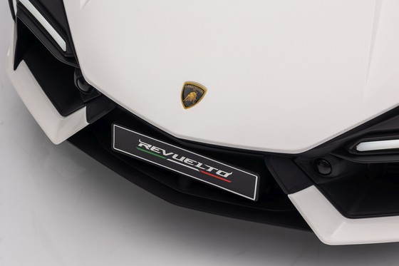 Pojazd Lamborghini Revuelto Białe