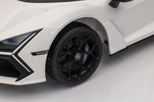 Pojazd Lamborghini Revuelto Białe
